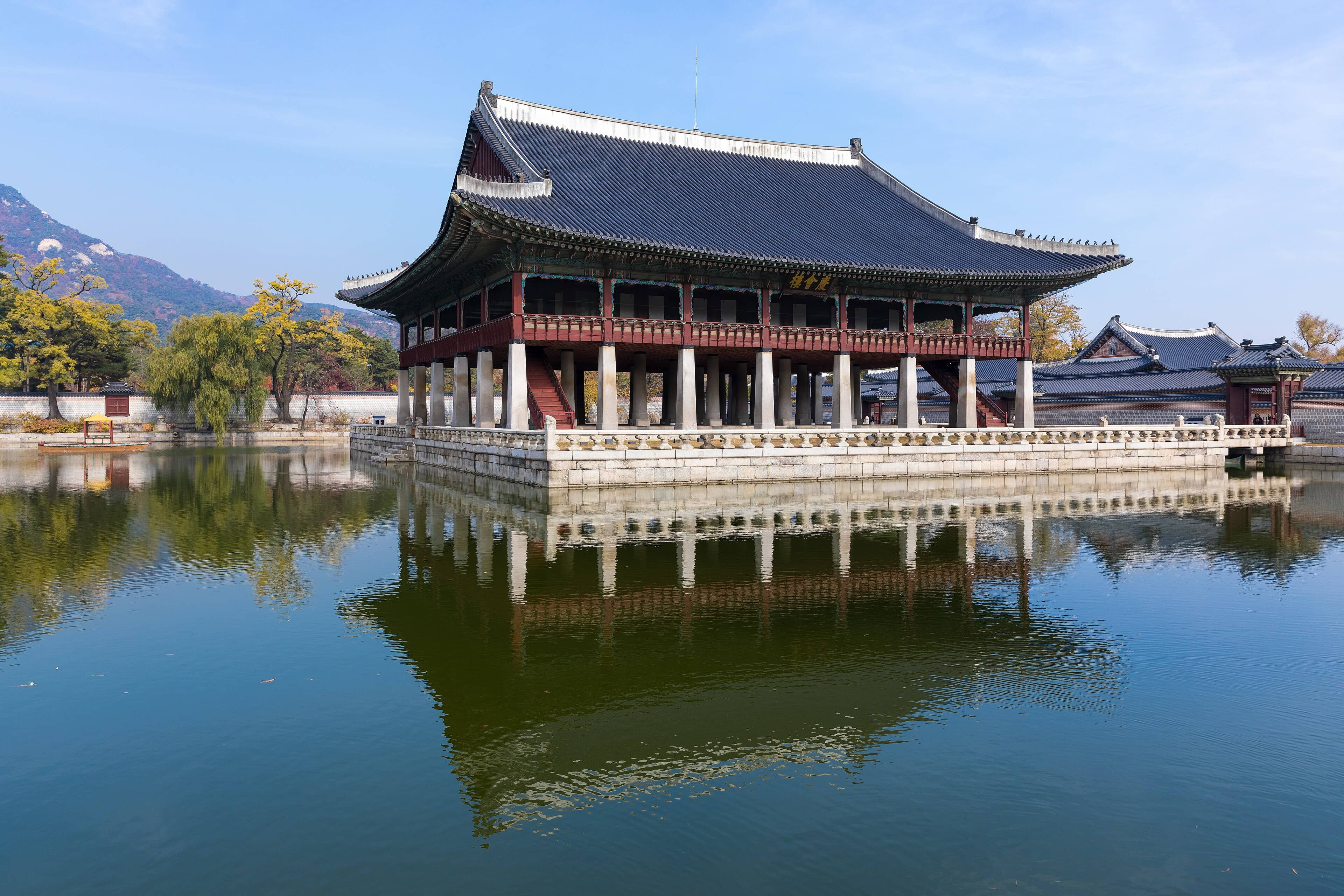 Gyeonghoeru royal banquet hall reflected in its pond at Gyeongbokgung Palace, Seoul, under blue skies.Nothing 5000 characters left.', 'end': 0}